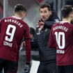 Tipps vom Weltmeister: Trainer Miroslav Klose (M) und sein Stürmer Stefanos Tzimas (L). Foto: Daniel Löb/dpa