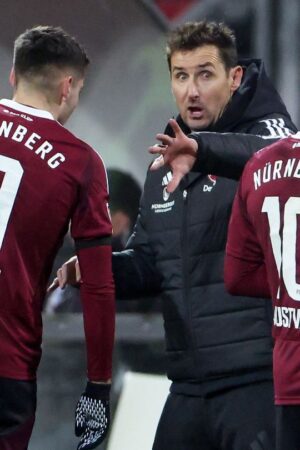 Tipps vom Weltmeister: Trainer Miroslav Klose (M) und sein Stürmer Stefanos Tzimas (L). Foto: Daniel Löb/dpa