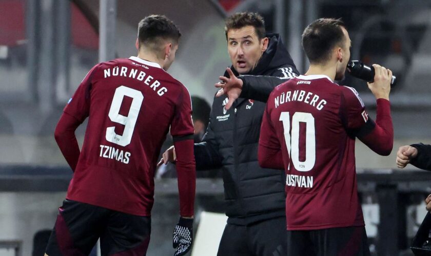 Tipps vom Weltmeister: Trainer Miroslav Klose (M) und sein Stürmer Stefanos Tzimas (L). Foto: Daniel Löb/dpa