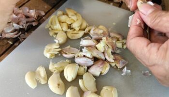 Make garlic bread using alternative ingredient in just four minutes using air fryer