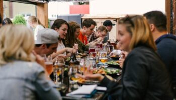 Pourquoi les serveurs disent maintenant «bonne dégustation» et plus «bon appétit» au restaurant