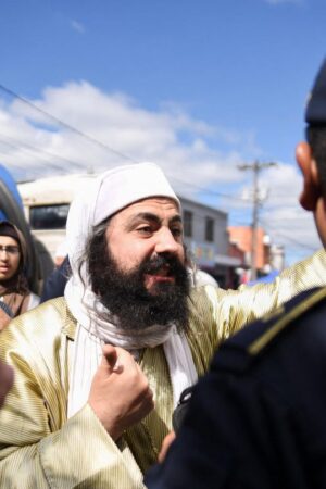 Ein Mann der Sekte Lev Tahor protestiert