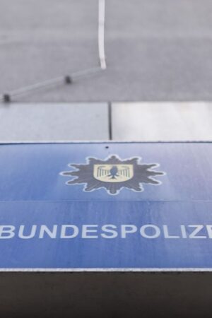 Die Bundespolizei konnte den rechtmäßigen Eigentümer der Wertgegenstände und des Geldes schnell ausmachen. (Symbolbild) Foto: Da