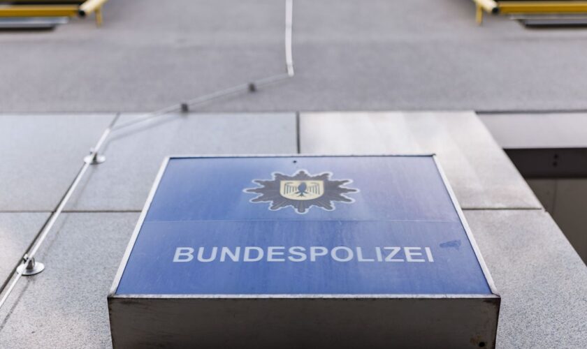 Die Bundespolizei konnte den rechtmäßigen Eigentümer der Wertgegenstände und des Geldes schnell ausmachen. (Symbolbild) Foto: Da