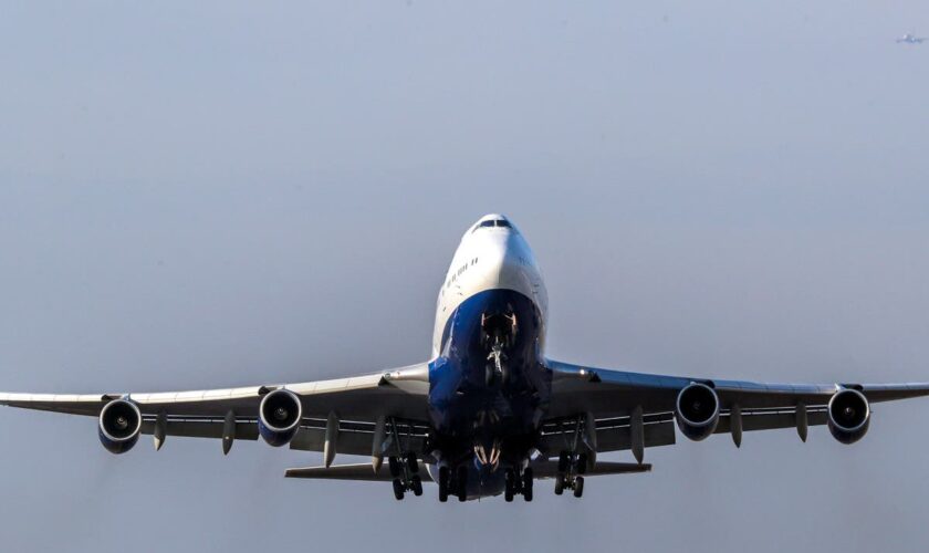 Watch live: Planes struggle to land in strong winds at London’s Heathrow Airport