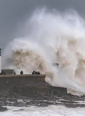 Christmas getaway chaos as brutal 75mph winds forecast in UK weather warnings