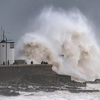 Christmas getaway chaos as brutal 75mph winds forecast in UK weather warnings