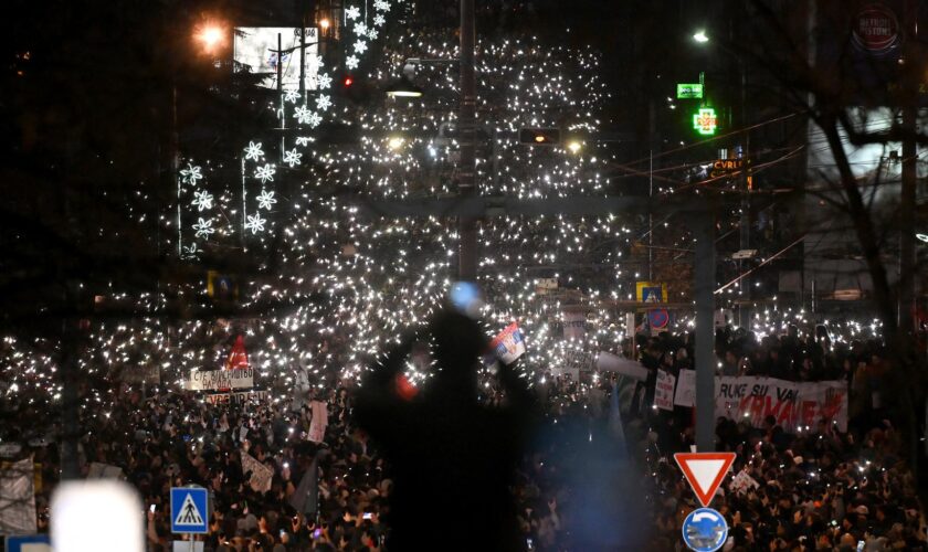 En Serbie, une marée humaine défile à Belgrade contre le gouvernement après un drame dans une gare