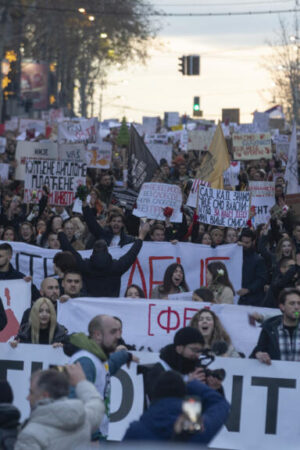 Des dizaines de milliers de manifestants se rassemblent en Serbie après un drame dans une gare