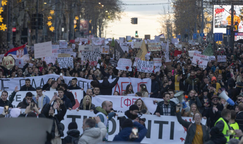 Des dizaines de milliers de manifestants se rassemblent en Serbie après un drame dans une gare