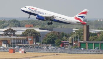 Flugverkehr : Sturm in Großbritannien führt zu Ausfällen im Flugverkehr