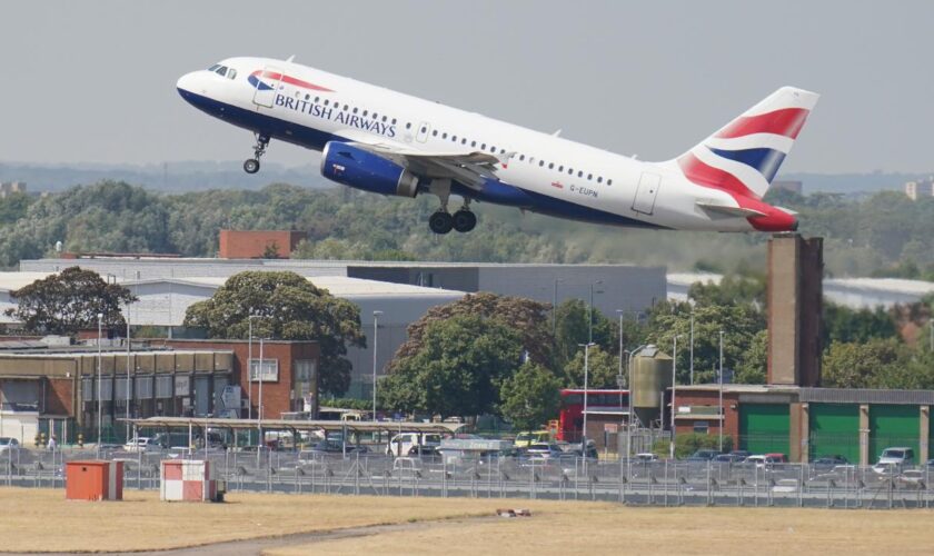 Flugverkehr : Sturm in Großbritannien führt zu Ausfällen im Flugverkehr