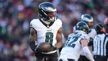 Eagles' CJ Gardner-Johnson flips off Commanders fans after ejection