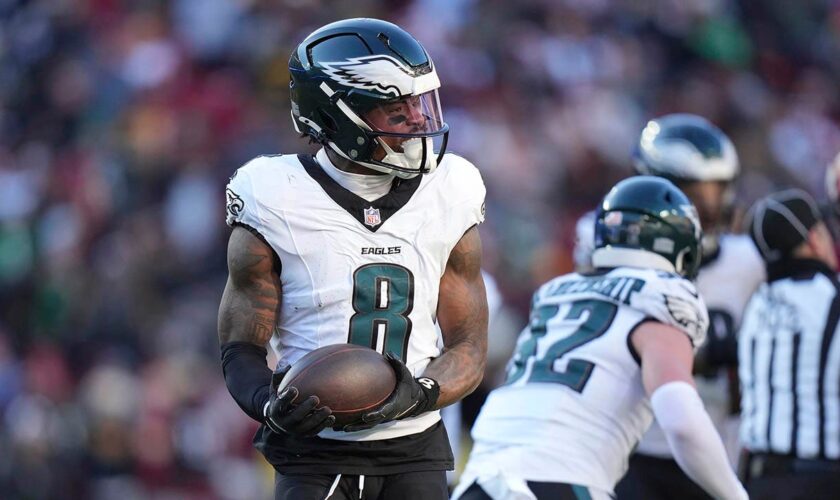 Eagles' CJ Gardner-Johnson flips off Commanders fans after ejection