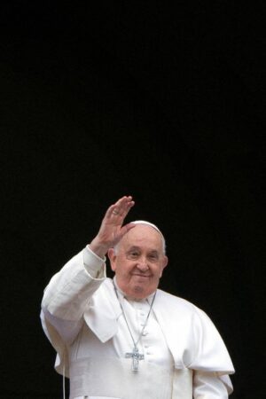 Papst Franziskus auf dem Balkon des Petersdoms