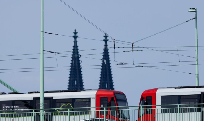 Nach einer Störung am Ebertplatz waren für mehrere Stunden nur Ersatzbusse auf zahlreichen Linien der Kölner Stadtbahn unterwegs