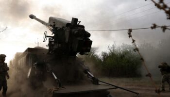 Des artilleurs de la 43e brigade mécanisée des forces armées ukrainiennes tirent sur une position russe avec un canon automoteur ukrainien Bohdana, dans la région de Kharkiv, le 21 avril 2024