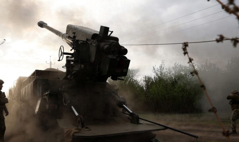 Des artilleurs de la 43e brigade mécanisée des forces armées ukrainiennes tirent sur une position russe avec un canon automoteur ukrainien Bohdana, dans la région de Kharkiv, le 21 avril 2024