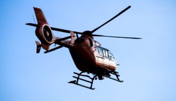 Ein schwer verletzter Autofahrer wurde per Rettungshubschrauber ins Krankenhaus gebracht (Archivbild) Foto: Julian Stratenschult