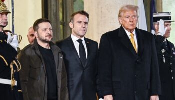 Volodymyr Zelensky , Emmanuel Macron, et Donald Trump, le 7 décembre au palais de l'Elysée lors d'une rencontre préalable à la cérémonie de réouverture de Notre-Dame