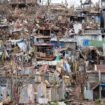 Des maisons endommagées dans la ville de Mamoudzou sur l'archipel français de Mayotte dans l'océan Indien, après que le passage du cyclone Chido, le 22 décembre 2024