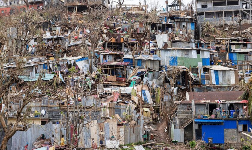 Des maisons endommagées dans la ville de Mamoudzou sur l'archipel français de Mayotte dans l'océan Indien, après que le passage du cyclone Chido, le 22 décembre 2024