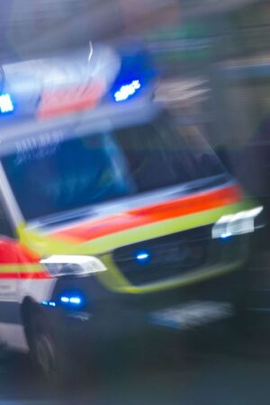 Sanitäter brachten die Verletzten in ein Krankenhaus. (Symbolbild) Foto: Jens Büttner/dpa