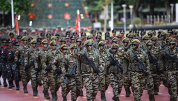 Des soldats défilent lors d'une parade militaire à Manille, le 20 décembre 2024.