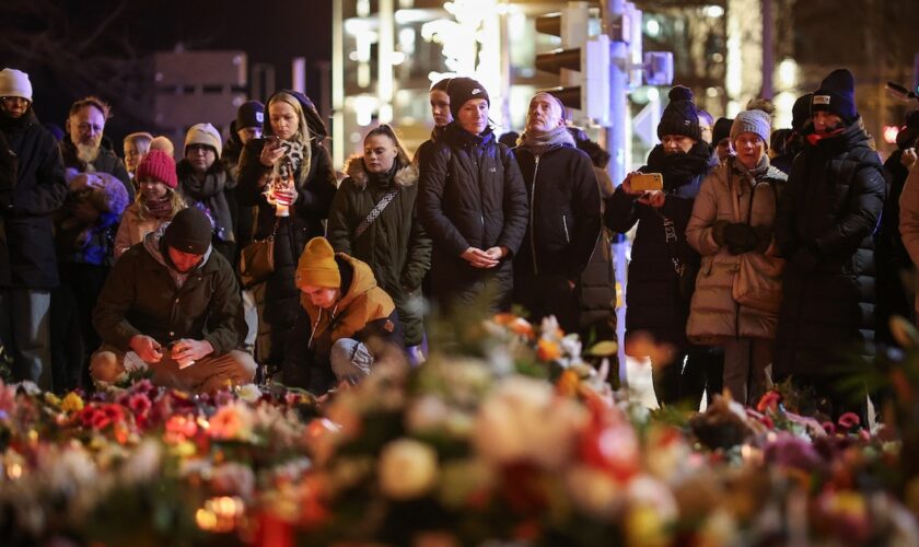 Mémorial improvisé près du lieu de l'attaque à la voiture-bélier sur un marché de Noël à Magdebourg, dans l'est de l'Allemagne, le 21 decembre 2024