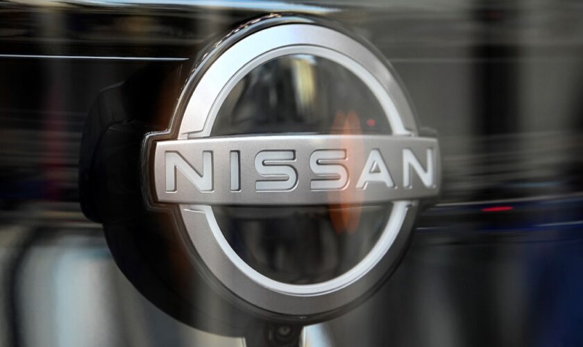 Le logo de Nissan sur une voiture, le 17 janvier 2023