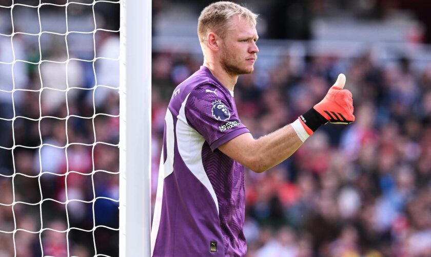 Aaron Ramsdale, le gardien de Southampton a joué avec un gant à quatre doigts en Premier League