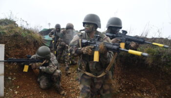 En images : reportage dans les tranchées où l’armée française forme ses futurs fantassins