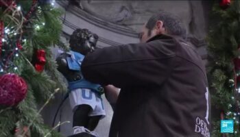 Belgique : l'insolite garde-robe de la statue du Manneken-Pis