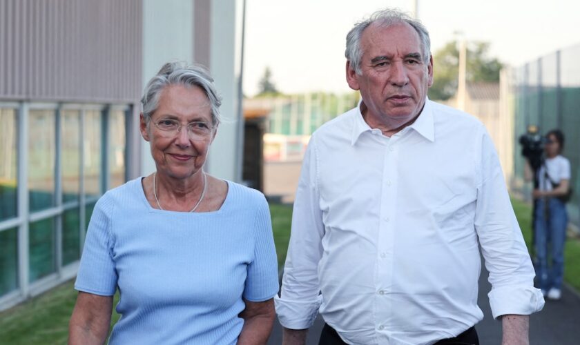 La nouvelle ministre de l'Education nationale Elisabeth Borne et le Premier ministre François Bayrou à Vire, en Normandie, le 25 juin 2024.