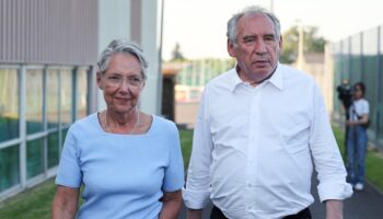 La nouvelle ministre de l'Education nationale Elisabeth Borne et le Premier ministre François Bayrou à Vire, en Normandie, le 25 juin 2024.