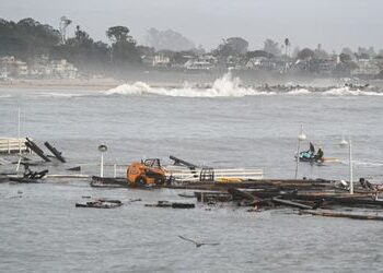 Sturm in Kalifornien: In Santa Cruz stürzt eine Seebrücke ein und schwimmt davon