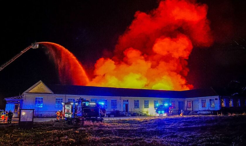 Die Feuerwehr ist in Wendlingen im Einsatz. Foto: Kaczor/SDMG/dpa