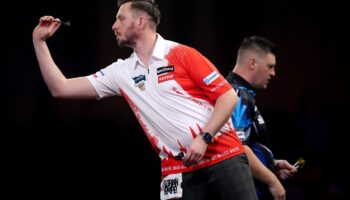 Florian Hempel scheidet in London in der 2. Runde aus, Daryl Gurney ist am Ende zu stark. Foto: John Walton/Press Association/dp