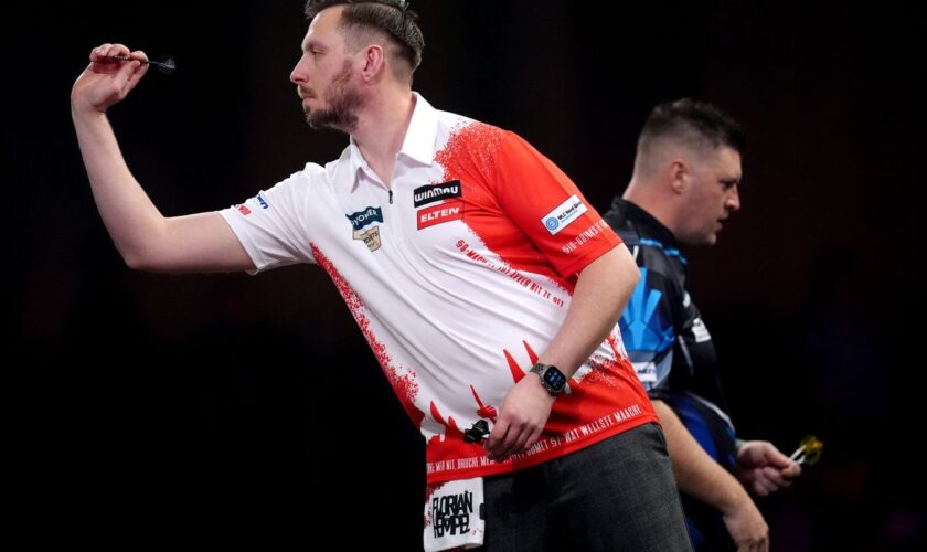 Florian Hempel scheidet in London in der 2. Runde aus, Daryl Gurney ist am Ende zu stark. Foto: John Walton/Press Association/dp