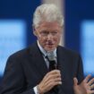 Bill Clinton hospitalisé « après avoir contracté une fièvre », son entourage est rassurant