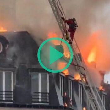 Indendie à Paris : les images impressionnantes du feu dans un immeuble du quartier Saint-Lazare