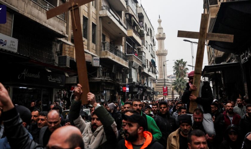 Liveblog zu Nahost: Christen protestieren in Syrien gegen Verbrennung von Weihnachtsbaum