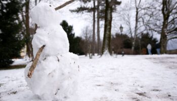 Es gibt genug Schnee für den Bau eines Schneemanns. Foto: Sven Hoppe/dpa