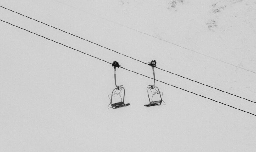 Hautes-Alpes : 240 skieurs évacués d’un télésiège en panne à l’aide d’un hélicoptère