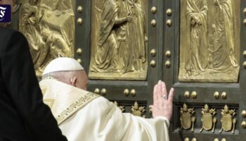 Heiliges Jahr 2025: Papst Franziskus öffnet Heilige Pforte des Petersdoms