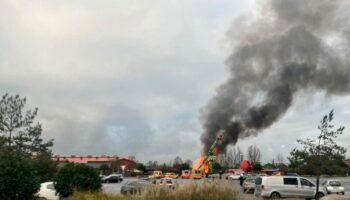 Ein Brand an einem Fahrgeschäft in "Karls Erlebnis-Dorf" hat zu einem Millionenschaden geführt. Foto: Cindy Riechau/dpa