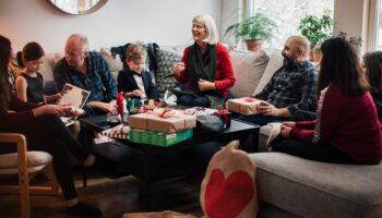 À Noël, comment gérer les questions indiscrètes et remarques intrusives pendant les repas de famille ?