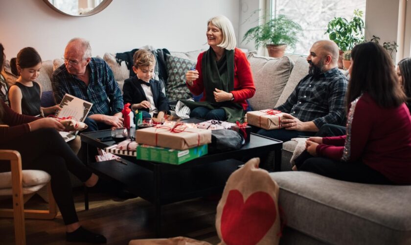 À Noël, comment gérer les questions indiscrètes et remarques intrusives pendant les repas de famille ?