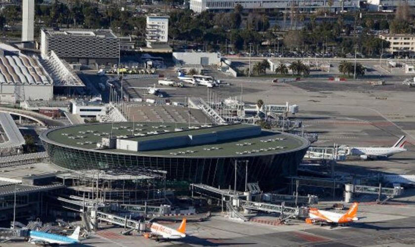 À l’aéroport de Nice, un SDF réussit à s’introduire sur la piste... par le tapis à bagages