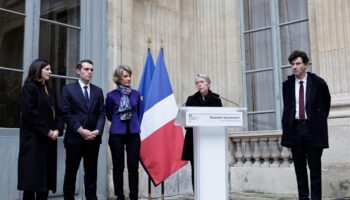 Passations, feuilles de route... Les ministres du gouvernement Bayrou prennent leurs fonctions